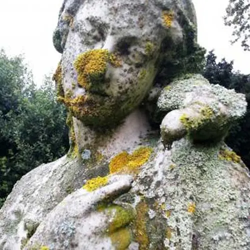 Aérogommage de statue en pierre, marbre, briques à Fréjus